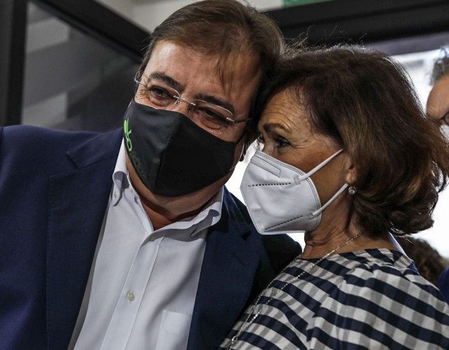 Guillermo Fernández Vara y Carmen Calvo e fotografían juntos en un acto del partido en Don Benito.