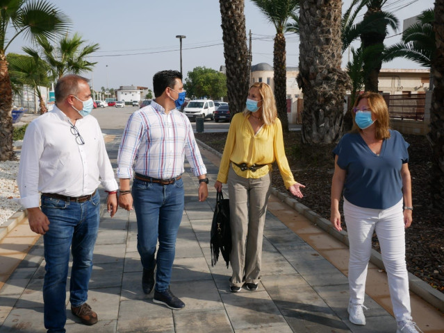 La vicesecretaria nacional de Organización del PP, Ana Beltrán, con alcaldes, portavoces y concejales del PP de los municipios ribereños del Mar Menor