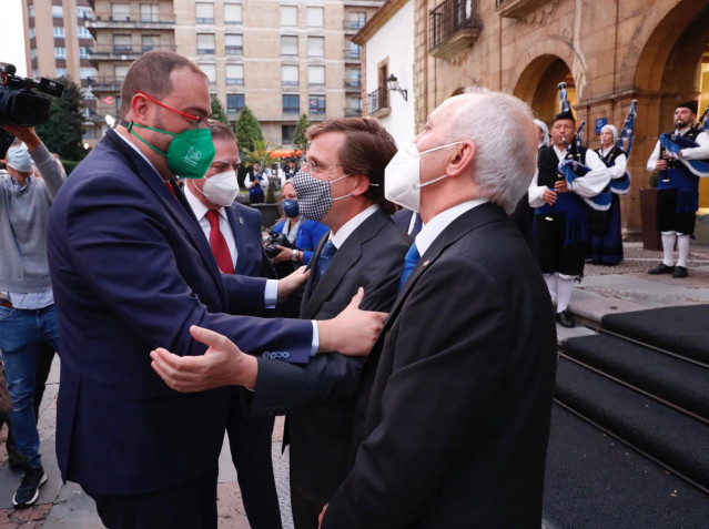 El presidente del Principado, Adrián Barbón, saluda al alcalde de Madrid, José Martínez-Almeida, en Oviedo.