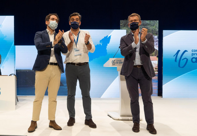 El secretario general de PP, García Egea, junto al nuevo presidente de los populares en A Coruña, Diego Calvo y el titular de la Xunta de Galicia, Alberto Núñez Feijóo