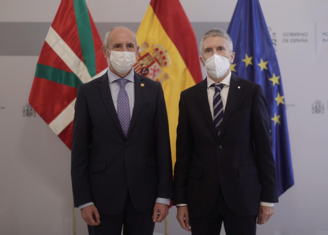 Archivo - El ministro del Interior, Fernando Grande-Marlaska (d), y el vicelehendakari primero y consejero de Seguridad del País Vasco, Josu Erkoreka, en la última Junta de Seguridad celebrada en junio de 2021