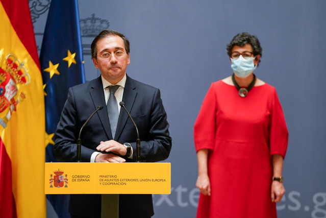 Archivo - El nuevo ministro de Asuntos Exteriores, Unión Europea y Cooperación, José Manuel Albares, interviene tras recibir la cartera ministerial de manos de su predecesora, Arancha González Laya.