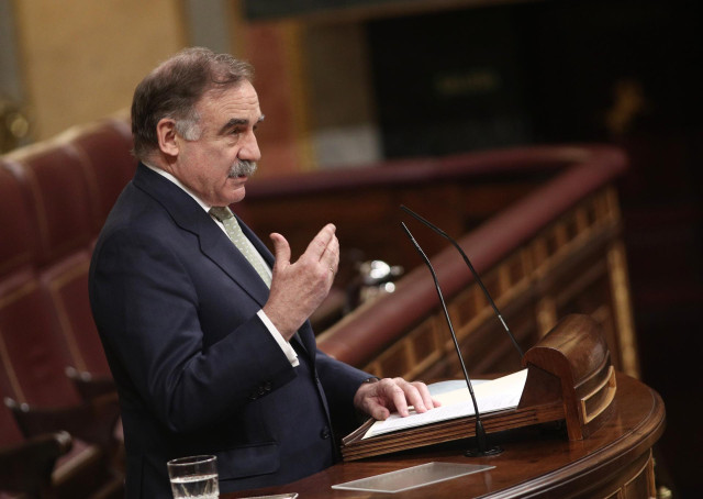 Archivo - El portavoz de Defensa del PP, Fernando Adolfo Gutiérrez Díaz de Otazu, interviene durante la sesión plenaria celebrada en el Congreso