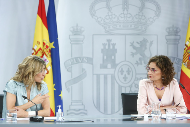 Archivo - La vicepresidenta tercera del Gobierno y ministra de Trabajo y Economía Social, Yolanda Díaz (i) y la ministra de Hacienda y Función Pública, María Jesús Montero (d).