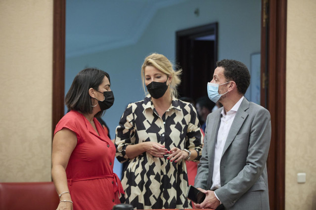 Archivo - (I-D) Las diputadas de Ciudadanos, Mari Carmen Martínez y María Múñoz Vidal y el vicesecretario general y portavoz nacional de Ciudadanos, Edmundo Bal, a su llegada a una reunión de la diputación permanente en el Congreso