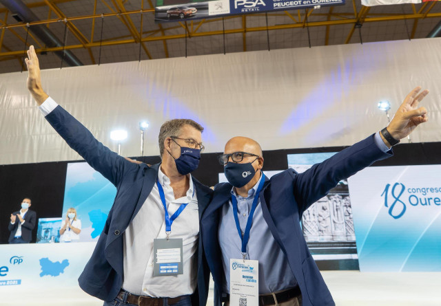 El presidente del PPdeG, Alberto Núñez Feijóo, junto al presidente del PP de Ourense, Manuel Baltar, en el 18º Congreso Provincial del partido.