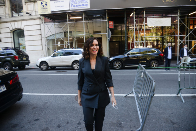 La presidenta de la Comunidad de Madrid, Isabel Díaz Ayuso, en 5th Avenue tras ofrecer la primera rueda de prensa de su viaje institucional a EEUU, a 26 de septiembre de 2021, en Nueva York (EEUU).
