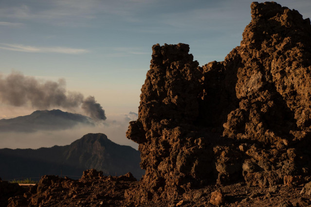 La columna de humo que deja el volcán de Cumbre Vieja, vista desde el Roque de los Muchachos, a 25 de septiembre de 2021, en La Palma, Islas Canarias (España).