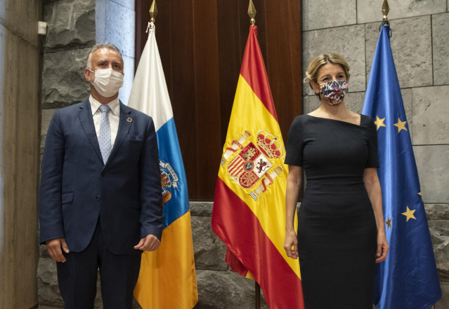 Archivo - El presidente de Canarias, Ángel Víctor Torres, y la vicepresidenta segunda del Gobierno y ministra de Trabajo y Economía Social, Yolanda Díaz, durante la firma del convenio para el Plan Integral de Empleo de Canarias (PIEC), en Tenerife, este j
