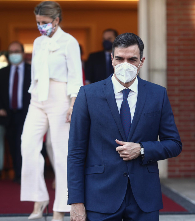 Archivo - El presidente del Gobierno, Pedro Sánchez; con la vicepresidenta segunda, Yolanda Díaz, en una imagen de archivo