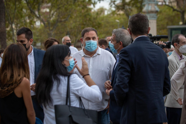 El presidente de ERC, Oriol Junqueras, acompaña al conseller de Empresa y Trabajo de la Generalitat para declarar por presunta desobediencia, a 15 de septiembre de 2021, en Barcelona, Cataluña, (España). El conseller está citado como investigado por presu