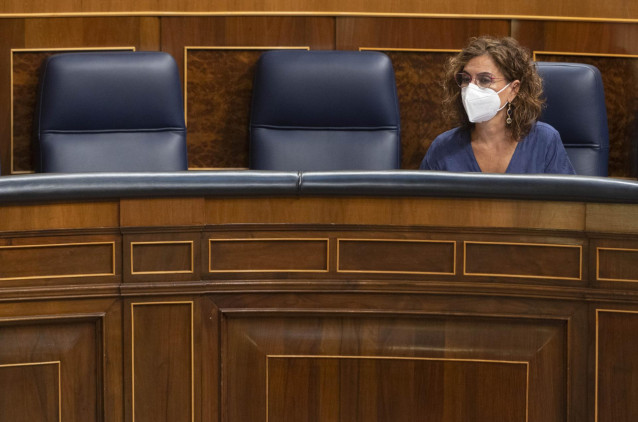 La ministra de Hacienda y Función Pública, María Jesús Montero, durante una sesión plenaria en el Congreso de los Diputados, a 13 de septiembre de 2021, en Madrid (España). El pleno del Congreso de los Diputados debate hoy la necesidad extraordinaria de p