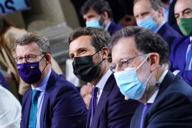 El presidente de la Xunta, Alberto Núñez Feijóo; el líder del PP, Pablo Casado; y el expresidente Rajoy, en la Convención Nacional del PP celebrada en Santiago de Compostela, a 27 de septiembre de 2021, en Santiago de Compostela, Galicia, (España).
