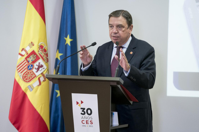 El ministro de  Agricultura, Pesca y Alimentación, Luis Planas, interviene en la jornada de presentación del informe 'Un medio rural vivo y sostenible' del Centro Económico y Social (CES),