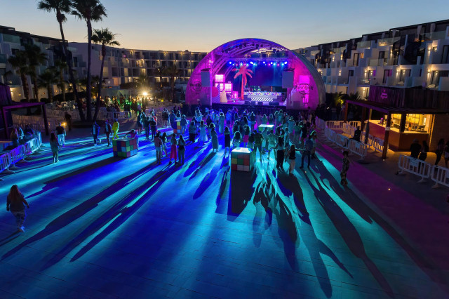 Archivo - Pista de baile durante una prueba piloto del ocio nocturno en el Hard Rock de Ibiza.