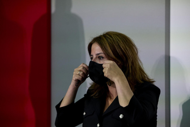 Archivo - La vicesecretaria general del PSOE y portavoz del Grupo Parlamentario Socialista en el Congreso, Adriana Lastra, se pone la mascarilla tras la clausura del curso 'Construyendo la España post-covid', en el marco de los cursos de verano de la Univ