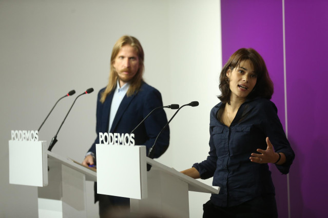 Los portavoces de Podemos Isa Serra y Pablo Fernández intervienen en una rueda de prensa en la sede de Podemos, a 20 de septiembre de 2021, en Madrid, (España).