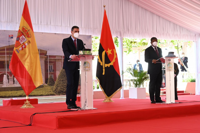 Archivo - El presidente del Gobierno, Pedro Sánchez, y su homólogo de Angola, Joao Lourenço, durante la visita de este a Luanda