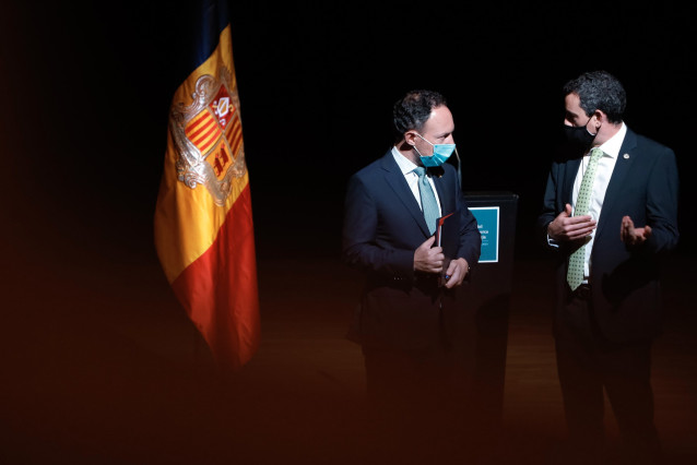 El jefe del Gobierno andorrano, Xavier Espot, y el ceo de Grifols, Víctor Grífols Deu