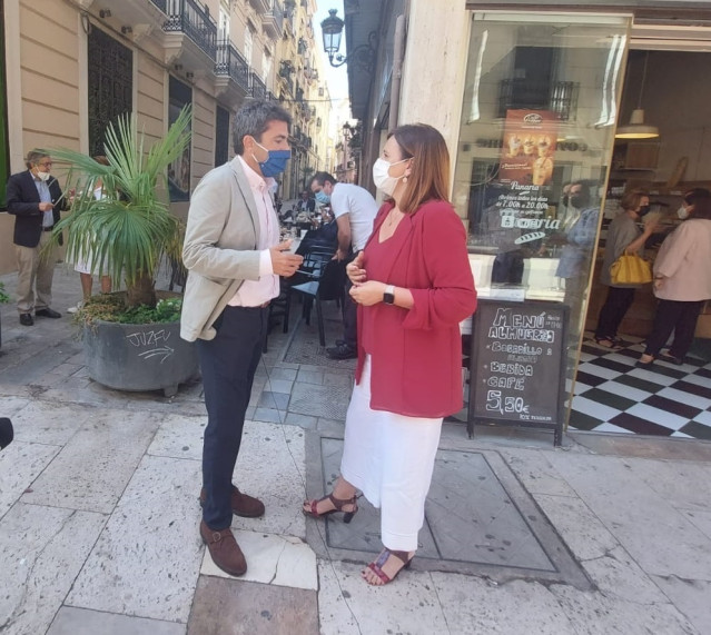 Mazón saluda a catalá tras su inervención en el Debate de Política General