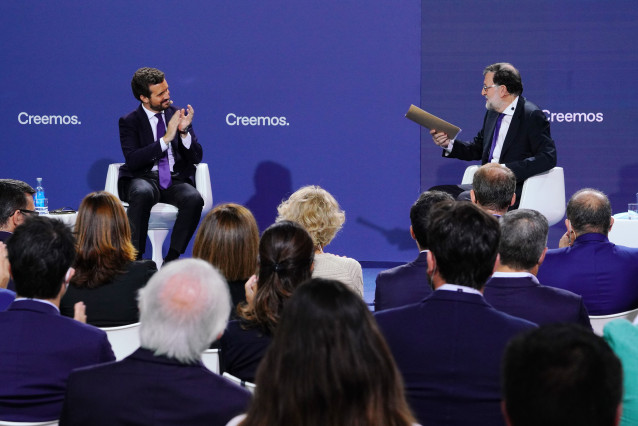 El líder del PP, Pablo Casado (i), y el expresidente Rajoy, intervienen en la Convención Nacional del PP celebrada en Santiago de Compostela, a 27 de septiembre de 2021, en Santiago de Compostela, Galicia, (España).