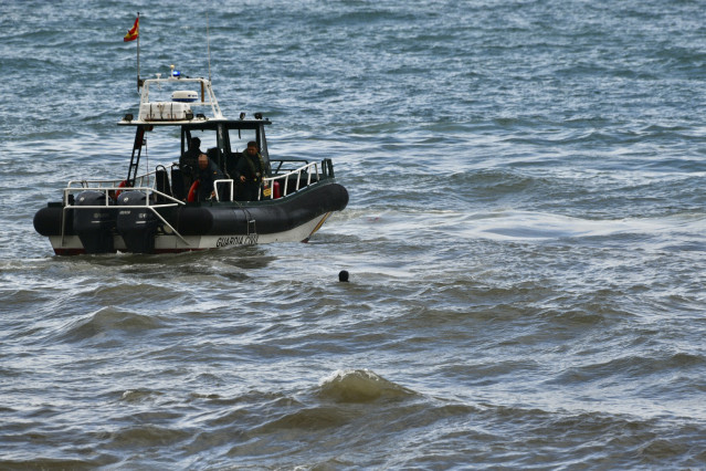 Una lancha de la Guardia Civil acude a rescatar a un migrante marroquí que nada frente a la playa del Tarajal