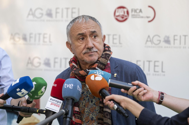 El secretario general de UGT, Pepe Álvarez, ofrece declaraciones a los medios, a su llegada a la entrega de los premios de la Fundación Anastasio de Gracia (AGFITEL), a 27 de septiembre de 2021, en Madrid (España).