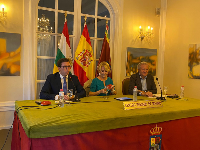 La expresidenta de la Comunidad de Madrid y presidenta del PP de esta comunidad, Esperanza Aguirre, durante la presentación de su último libro 'Sin Complejos', que ha tenido lugar en el Centro Riojano
