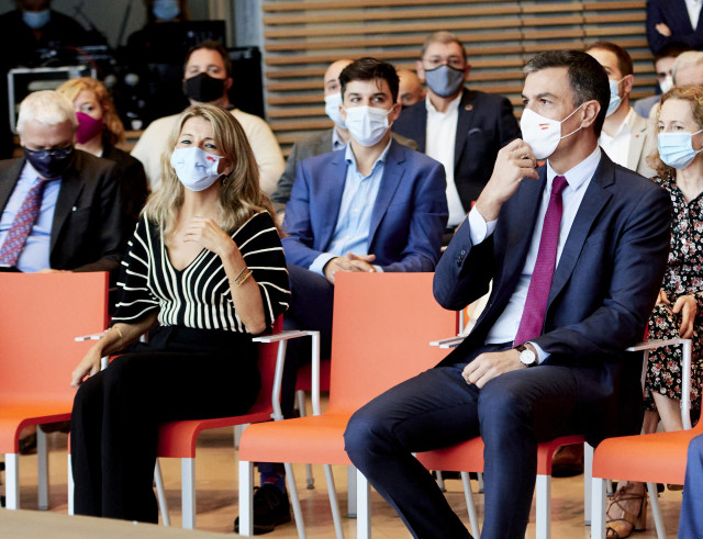 La vicepresidenta segunda del Gobierno y ministra de Trabajo, Yolanda Díaz, y el presidente del Gobierno, Pedro Sánchez
