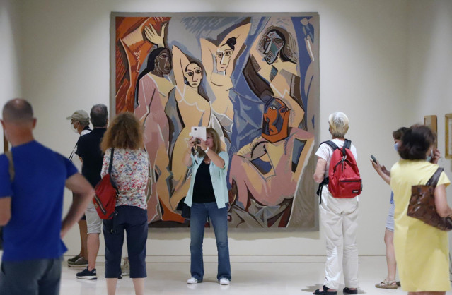 Varios turistas llenan una de las salas del Museo Picasso