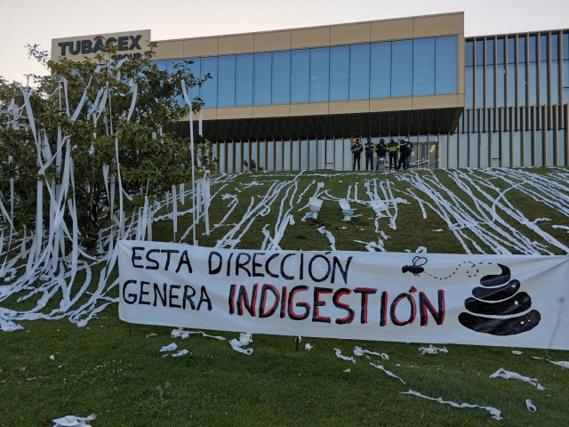 Archivo - Protesta de trabajadores de Tubacex en Derio (Bizkaia)
