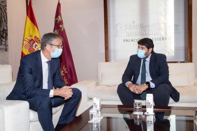 El presidente de la Región de Murcia, Fernando López Miras, se ha reunido hoy en el Palacio de San Esteban con el gobernador del Banco de España, Pablo Hernández de Cos. En la reunión le acompañó el consejero de Economía, Hacienda y Administración Digital