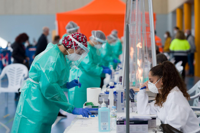 Archivo - Una trabajadora sanitaria durante la realización de tests de antígenos