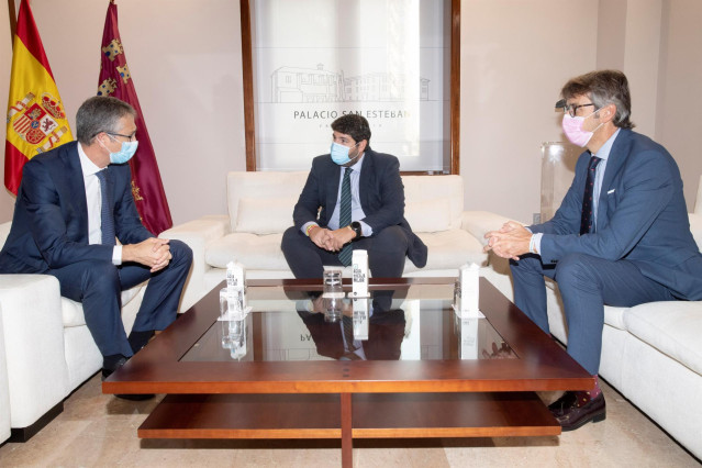 El presidente de la Región de Murcia, Fernando López Miras, se ha reunido hoy en el Palacio de San Esteban con el gobernador del Banco de España, Pablo Hernández de Cos. En la reunión le acompañó el consejero de Economía, Hacienda y Administración Digital
