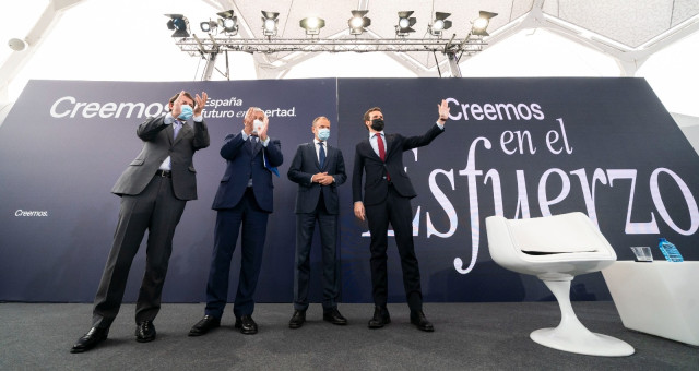 El líder del PP, Pablo Casado, junto al expresidente del Consejo Europeo, Donald Tusk, el expresidente del Parlamento europeo, Antonio Tajani, y el presidente de Castilla y León, Alfonso Fernández Mañueco.