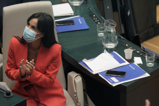 La vicealcaldesa de Madrid, Begoña Villacís, conversa en una sesión ordinaria del Ayuntamiento de Madrid