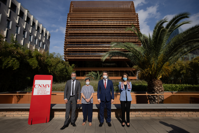 (I-D) El primer teniente de alcalde de Barcelona, Jaume Collboni; la delegada del Gobierno en Catalunya, Teresa Cunillera; el presidente de la Comisión Nacional del Mercado de Valores (CNMV), Rodrigo Buenaventura, y la vicepresidenta de la Comisión Nacion