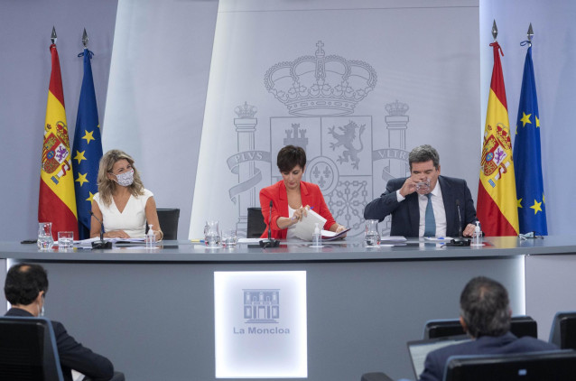 (I-D) La vicepresidenta segunda y ministra de Trabajo y Economía Social, Yolanda Díaz; la ministra Portavoz, Isabel Rodríguez; y el ministro de Inclusión, Seguridad Social y Migraciones, José Luis Escrivá, en rueda de prensa posterior al Consejo de Minist