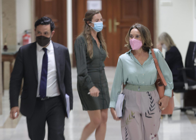 La portavoz del PP en el Congreso, Cuca Gamarra (d), se dirige a una Junta de Portavoces en el Congreso