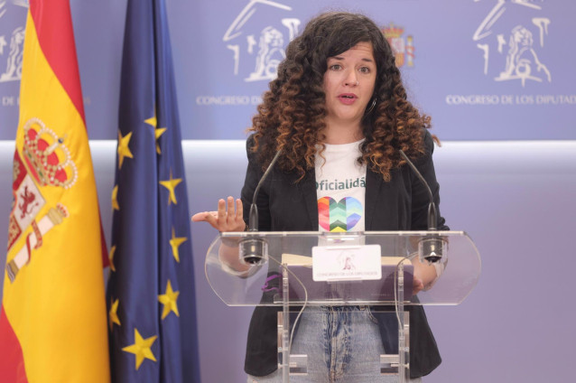 La portavoz adjunta de Unidas Podemos en el Congreso, Sofía Fernández Castañón, interviene en una rueda de prensa anterior a una Junta de Portavoces en el Congreso de los Diputados, a 28 de septiembre de 2021, en Madrid, (España).