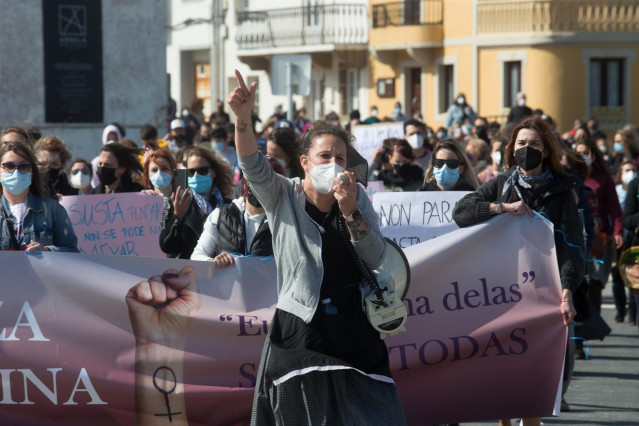 Archivo - Varias mujeres participan en una manifestación en apoyo a las 87 mujeres que en 2019 fueron grabadas “sin autorización” mientras orinaban en la vía pública durante la fiesta de A Maruxaina en 2019 y cuyos vídeos se publicaron en páginas web porn