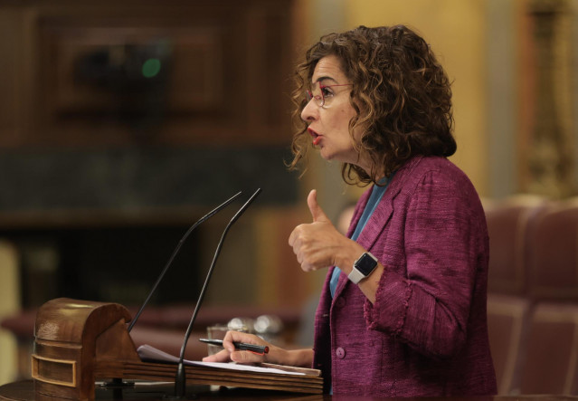 La ministra de Hacienda y Función Pública, María Jesús Montero, interviene en un pleno de control al Gobierno en el Congreso de los Diputados, a 22 de septiembre de 2021, en Madrid, (España).