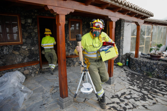Un bombero extrae las pertenencias de los vecinos del núcleo urbano de Todoque durante el desalojo de sus viviendas