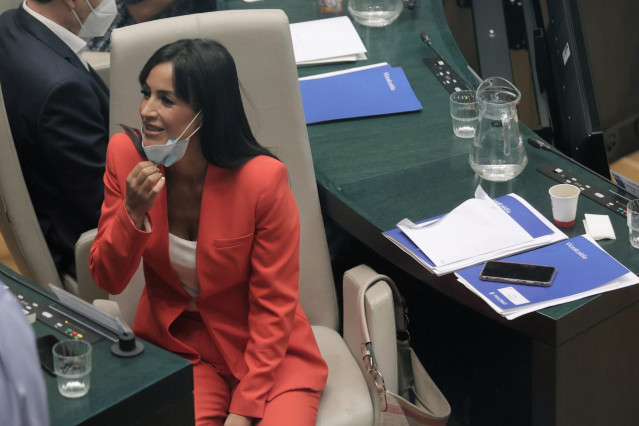 La vicealcaldesa de Madrid, Begoña Villacís, conversa en una sesión ordinaria del Ayuntamiento de Madrid