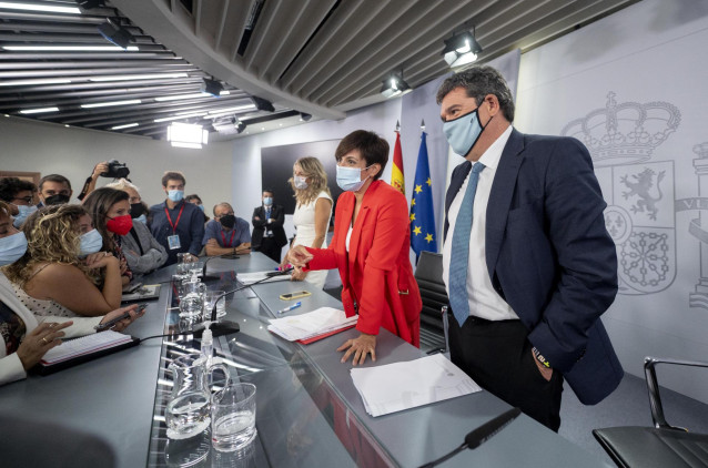 (I-D) La vicepresidenta segunda y ministra de Trabajo y Economía Social, Yolanda Díaz; la ministra Portavoz, Isabel Rodríguez; y el ministro de Inclusión, Seguridad Social y Migraciones, José Luis Escrivá, al finalizar la rueda de prensa posterior al Cons