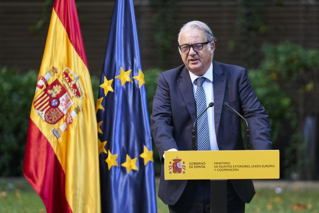 El embajador de España en Kabul, Gabriel Ferrán, interviene en el acto de condecoración a los empleados del Ministerio que colaboraron en el dispositivo de evacuación en Afganistán, en el Palacio de Viana