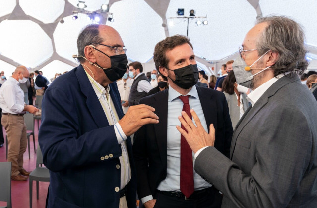 El presidente del PP, Pablo Casado, junto al exportavoz de Ciudadanos Juan Carlos Girauta y el expresidente del PP catalán Alejo Vidal-Quadras, en la Convención del PP que se ha celebrado en Valladolid.