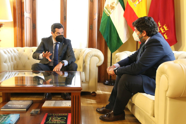 Archivo - Los presidentes de Andalucía, Juanma Moreno (I), y Murcia, Fernando López Miras (d), durante una reunión en Almería el 19 de abril 2021