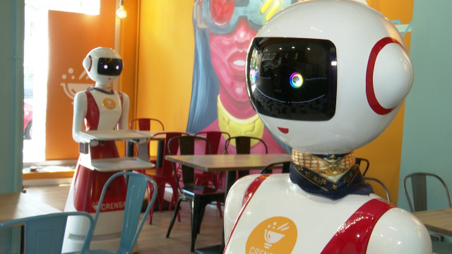 Archivo - Robots camareros en un restaurante de València