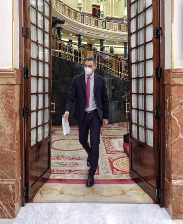 El presidente del Gobierno, Pedro Sánchez, sale por la puerta en una sesión de control al Gobierno en el Congreso de los Diputados, a 15 de septiembre de 2021, en Madrid, (España).